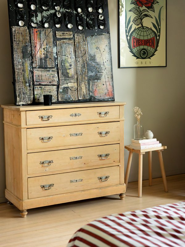 Sophie Costa Shooting Maison-Artiste-RAW sur meuble chambre
