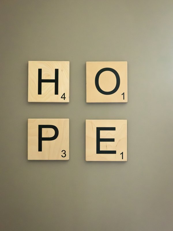 Sophie Costa Shooting Maison-Artiste-Déco writing HOPE