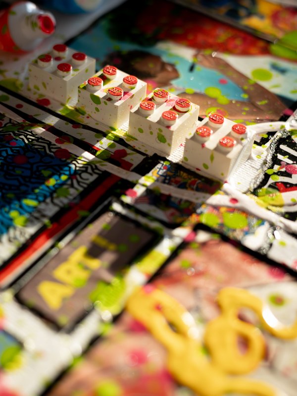 Sophie Costa Shooting Maison-Artiste Gros plan Lego