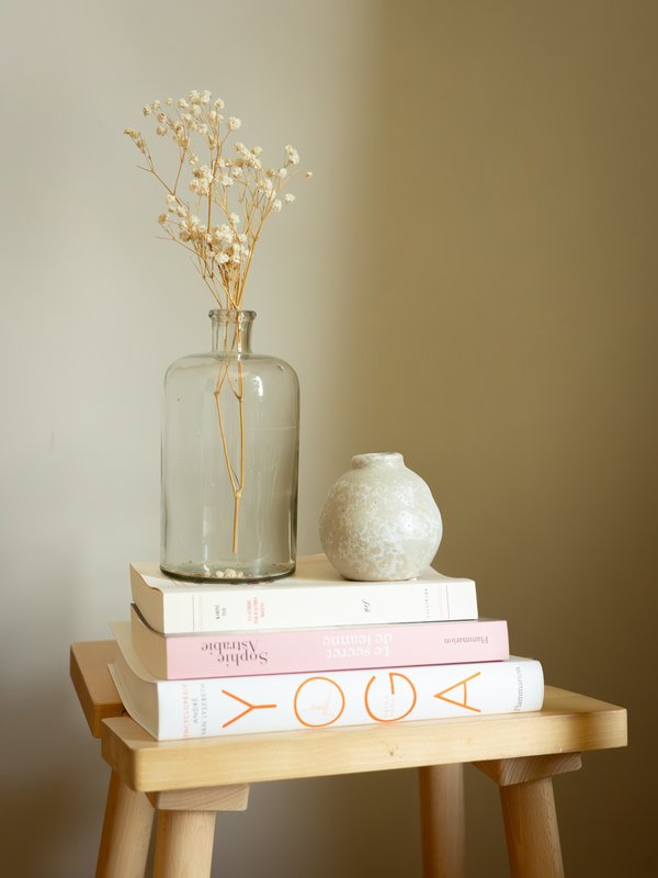 Sophie Costa Shooting Maison-Artiste- Déco livres sur tabouret