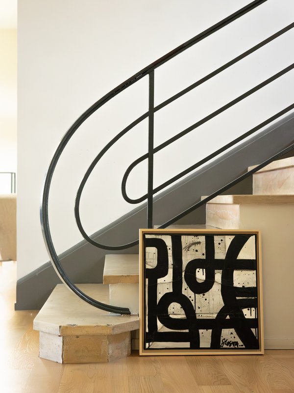 Sophie Costa Shooting Maison-Artiste Now  Escalier